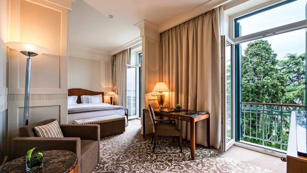 slowenien-portoroz-kempinski-palace-portoroz-deluxe-zimmer-meerblick-traditionelles-gebäude