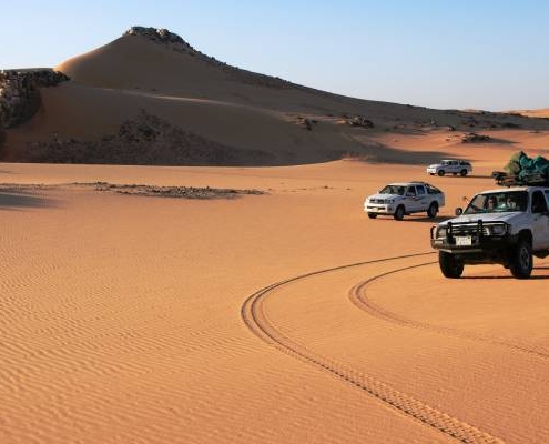 ein Jeepfahrt durch die Wüste ist ein aufregendes Erlebnis auf einer Ägypten & Sudan Rundreise
