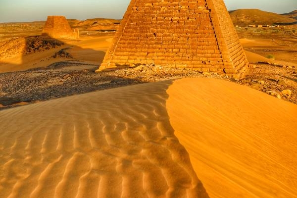 auf einer Sudan Rundreise ist die Besichtigung der Mereo Pyramiden ein Höhepunkt