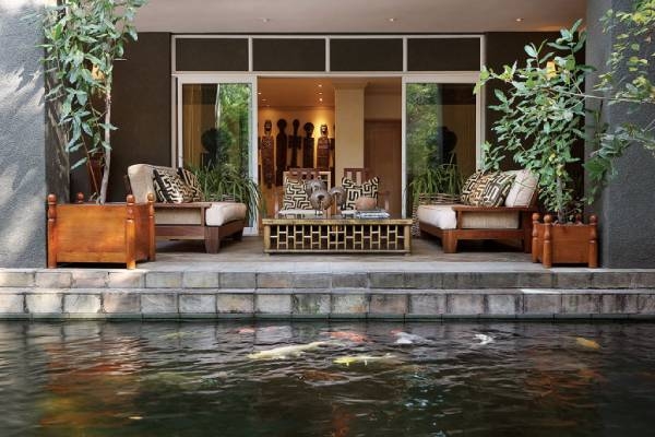suedafrika-johannesburg-saxon-hotel-Koi-terrasse