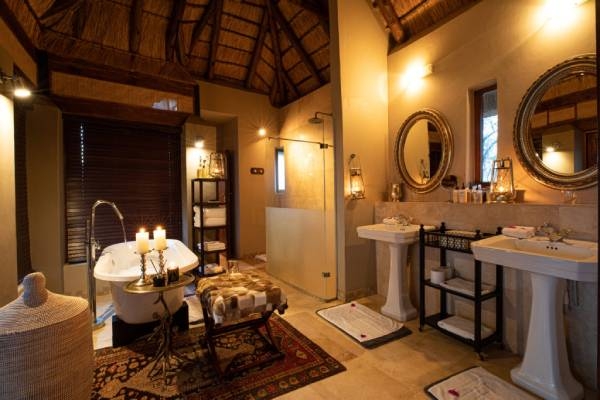 suedafrika-madikwe-game-reserve-jamala-madikwe-wohnbeispiel-badezimmer