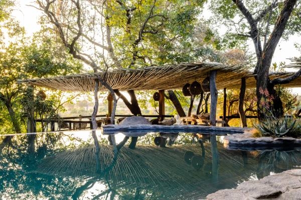 suedafrika-sabi-sand-reservat-singita-boulders-lodge-main-lodge-pool