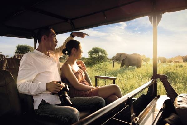 suedafrika-safari-paar-jeep-south-african-tourism