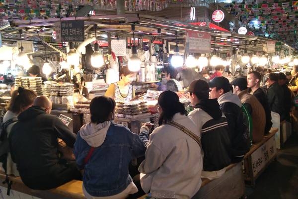 auf einer individuellen Südkorea Rundreise sollte man unbedingt den Gwangjang-Markt besuchen