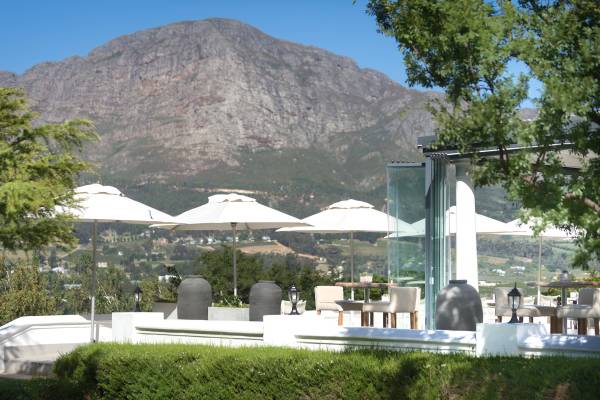 südafrika-cape-winelands-mont-rochelle-miko-terrace-doors-open