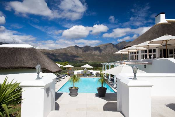 südafrika-cape-winelands-mont-rochelle-outdoor-pool-wide-angle