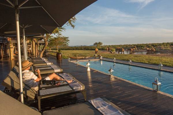südafrika-madikwe-game-reserve-jamala-madikwe-pool-mit-ausblick