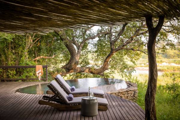 südafrika-sabi-sand-reservat-singita-boulders-river-suite-plunge-pool-and-deck