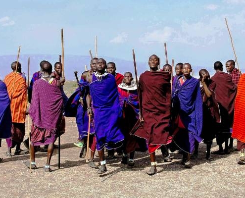 Massai Tänze kann man während einer Tansania Privatreise beobachten