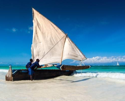 auf einer Sansibar Privatreise kann man viele traditionelle Segelboote sehen