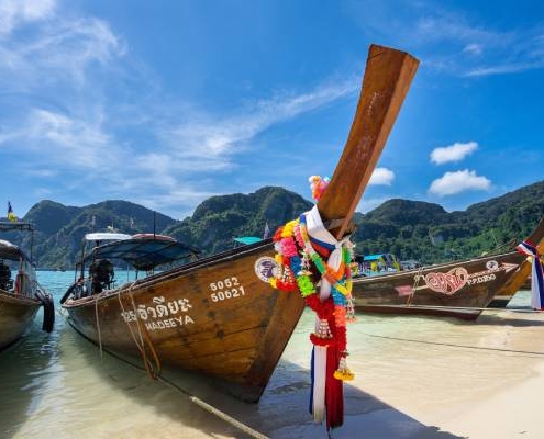 Während Ihrer Thailand Privatreise können Sie an den diversen Stränden bunte Fischerboote bewundern.