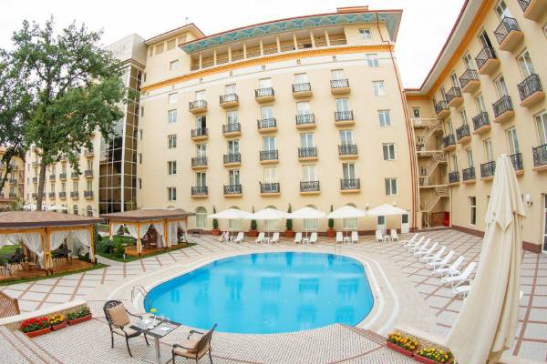 usbekistan-taschkent-lotte-city-hotel-tashkent-palace-poolanlage