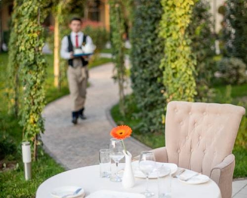 usbekistan-taschkent-lotte-city-hotel-tashkent-palace-speisen-im-freien