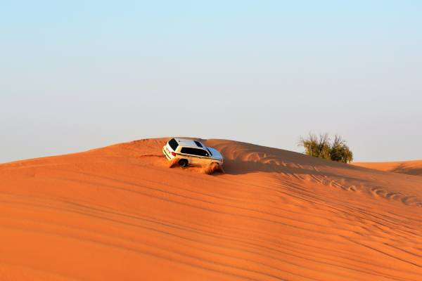 vereinigte-arabische-emirate-liwa-oase-jeep-wüste-jakub-david-JgZqdpWp0M4-unsplash